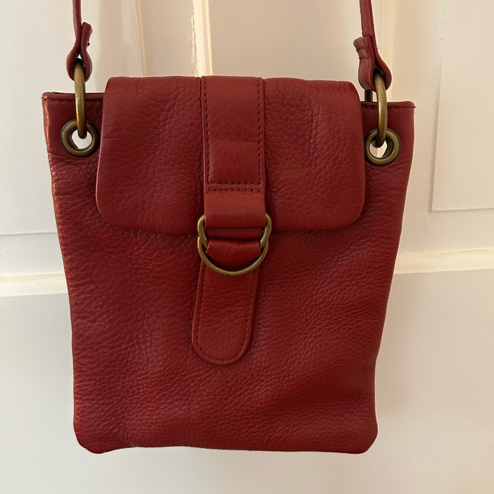 HOBO RED PEBBLED LEATHER CROSSBODY BAG WITH ADJUSTABLE STRAP